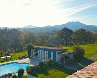 La piscine, son abri et la table de pique-nique.