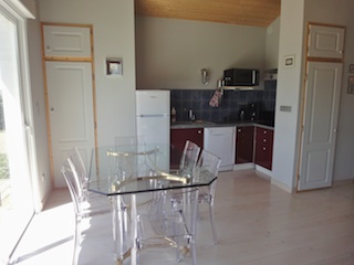 L'Espace repas et le coin cuisine.