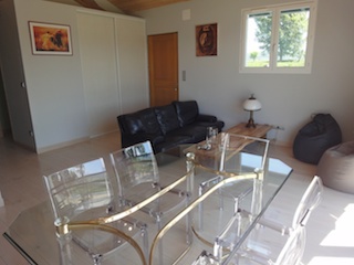 L'espace repas et le salon.