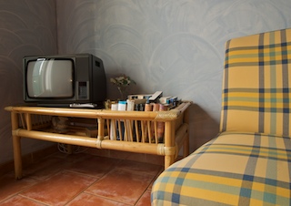 Table basse et fauteuil.